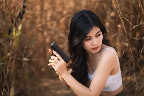 Belle Donne Asiatiche Mirano Pistola Sfondo Erba Secca — Foto Stock