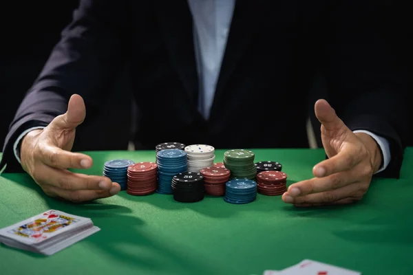 Hombre Distribuidor Croupier Baraja Cartas Póquer Casino Fondo Una Mesa — Foto de Stock