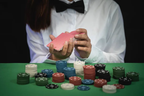 Distribuidor Mujeres Croupier Baraja Cartas Póquer Casino Fondo Una Mesa — Foto de Stock