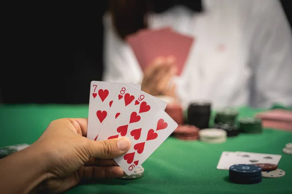 Distribuidor Mujeres Croupier Baraja Cartas Póquer Casino Fondo Una Mesa — Foto de Stock