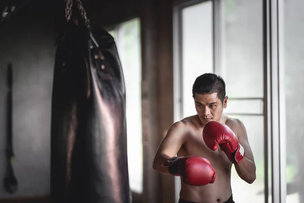 Deportista Muay Thai Boxeador Entrenamiento Con Bolsa Boxeo Gimnasio —  Fotos de Stock
