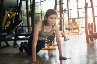 Güzel kadınlar spor yapıyor. Spor salonunda şınav çekiyor. Spor konsepti.