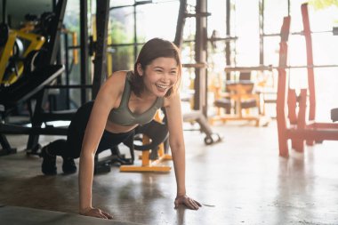 Güzel kadınlar spor yapıyor. Spor salonunda şınav çekiyor. Spor konsepti.
