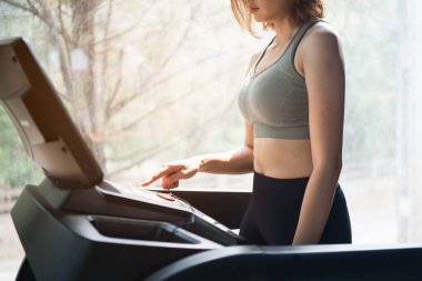 Güzel kadınlar spor salonunda koşu bandıyla egzersiz yapıyorlar, spor konsepti.