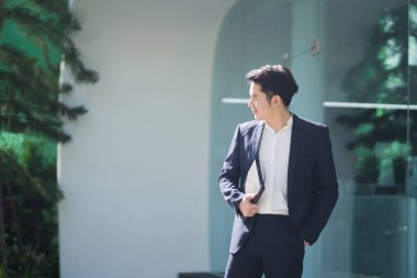 Dijital tablet taşıyan işadamının portresi, iş konsepti