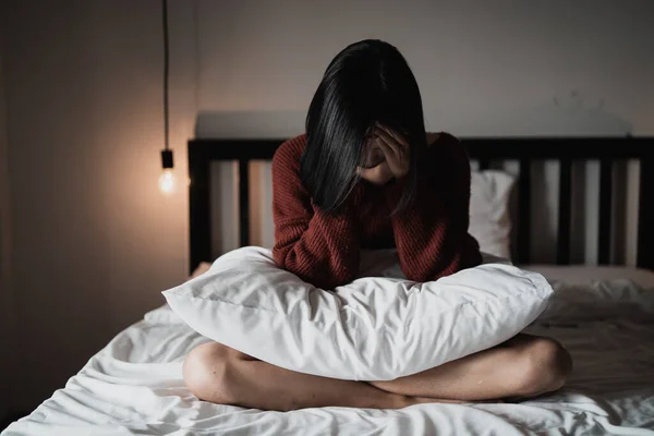 Γυναίκα Που Υποφέρει Από Κατάθλιψη Κάθεται Στο Κρεβάτι Στην Κρεβατοκάμαρα — Φωτογραφία Αρχείου