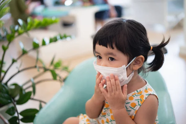 Baby Bär Kirurgisk Mask Sitter Bordet Sjukhuset — Stockfoto