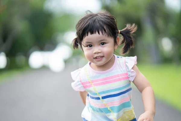 Χαρούμενο Χαριτωμένο Κορίτσι Χαμογελά Και Τρέχει Στον Κήπο — Φωτογραφία Αρχείου