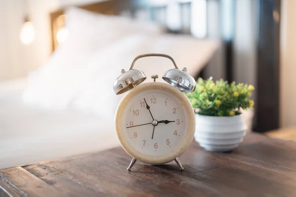 Wecker Auf Dem Tisch Heimischen Schlafzimmer — Stockfoto