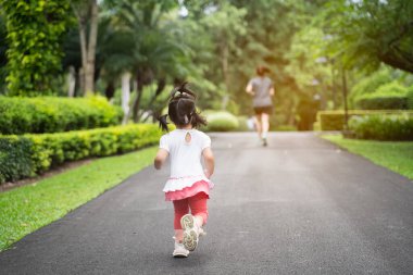 Bahçede koşan tatlı kız.