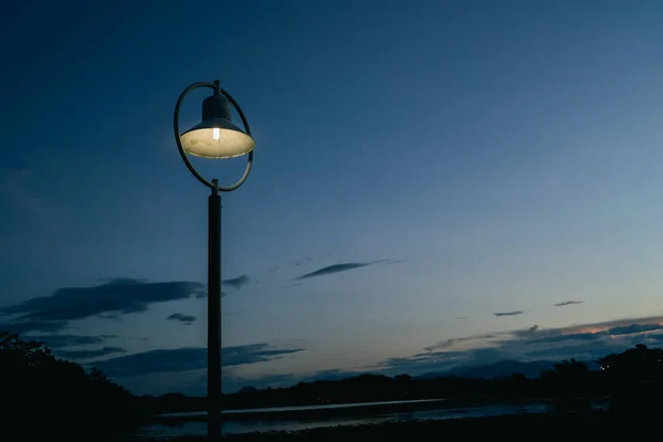 Close Luz Rua Fundo Céu Azul — Fotografia de Stock