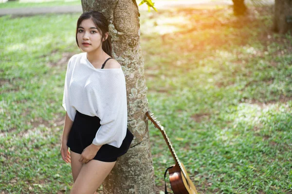 Menina Bonita Tocando Guitarra Jardim — Fotografia de Stock