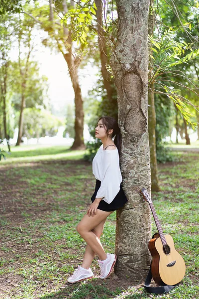 Menina Bonita Tocando Guitarra Jardim — Fotografia de Stock