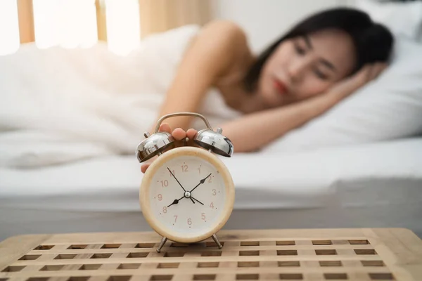 Jonge Vrouw Slapen Wekker Slaapkamer Thuis — Stockfoto