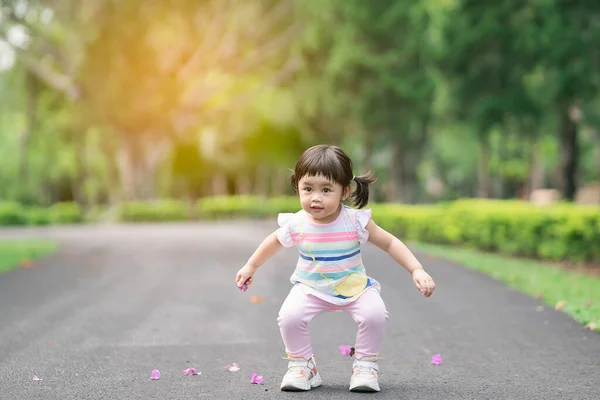 Niedliches Baby Beim Spielen Und Toben Garten Niedliches Baby Outdoor — Stockfoto