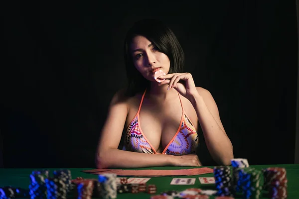 Sexy Vrouwen Dragen Bikini Met Poker Chips Aan Pokertafel Casino — Stockfoto