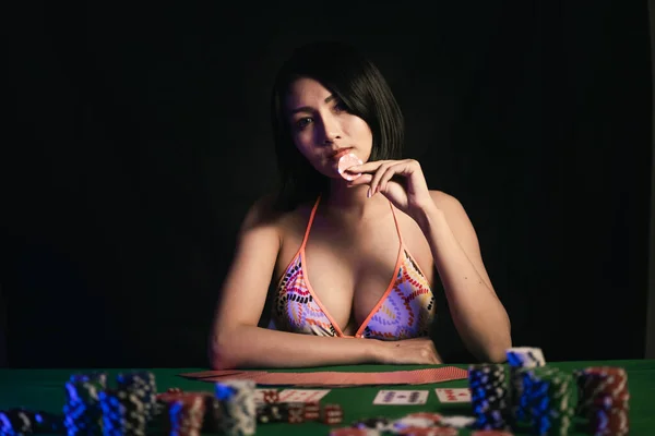 Sexy Ženy Bikinách Drží Pokerové Žetony Pokerového Stolu Kasinu — Stock fotografie