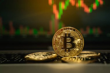 Bitcoin altın sikke ve çözülmüş grafik arkaplan, kripto para birimi konsepti