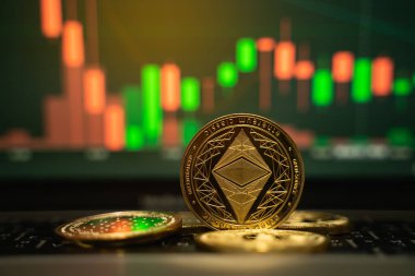 Ethereum altın sikke ve çözülmüş grafik arkaplan, kripto para birimi konsepti