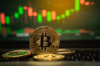 Bitcoin altın sikke ve çözülmüş grafik arkaplan, kripto para birimi konsepti
