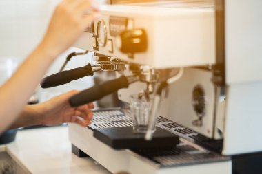 Kahve makinesinde kahve yapan kadınlar, kahve yapma konsepti.