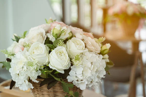 Zbliżenie Białe Kwiaty Róży Stole Kawiarni — Zdjęcie stockowe