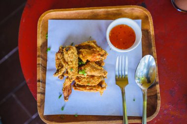 Masada kızarmış tavuk kanadı.