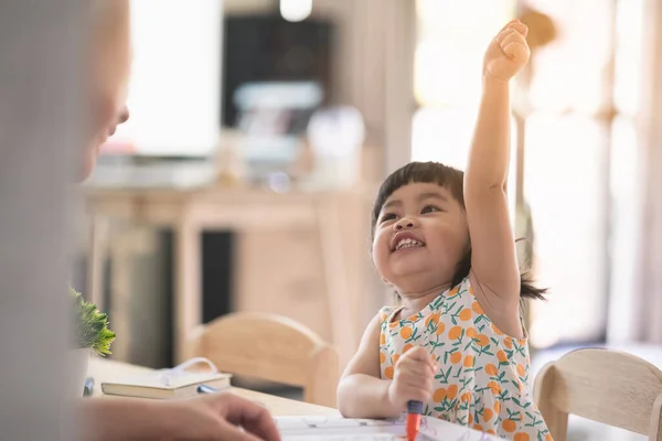 Söt Asiatisk Liten Flicka Rita Med Whte Papper Trä Bord — Stockfoto