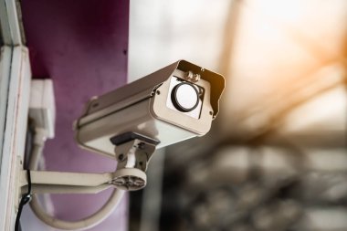 Duvardaki modern CCTV kameralarını kapatın. İzleme ve izleme kavramı.