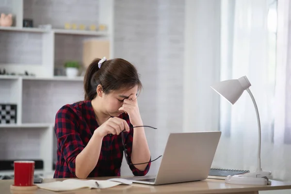 Travailler Les Femmes Travaillent Avec Ordinateur Portable Sérieusement Maison Travail — Photo