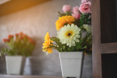 Vazodaki çiçekleri kapat.