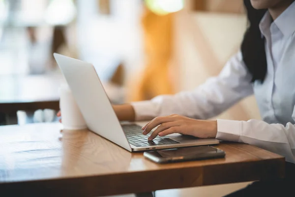 Business Junge Frauen Arbeiten Mit Laptop Café Geschäftskonzept — Stockfoto