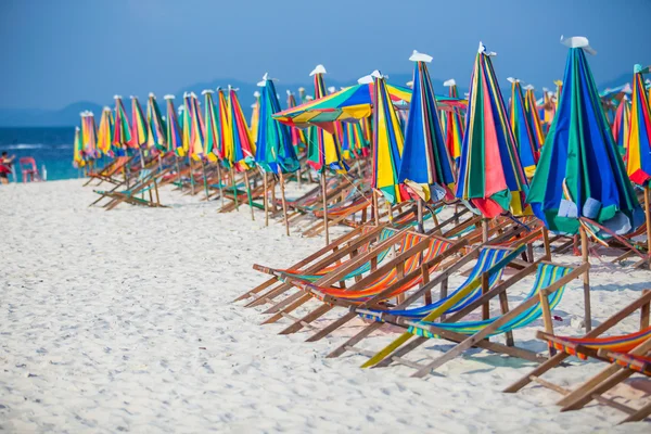 Cadeiras de praia na praia — Fotografia de Stock