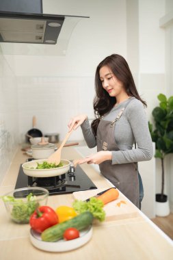 Modern Mutfakta Taze Sebze Pişiren Genç Kadın, Sağlıklı Yaşam Tarzı ve Mutfak Becerileri, İhtiras ve Beslenme İçin Yemek Hazırlama