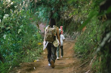 Çamurda Yürüyen Kadın ve Çocuk Etrafı Yeşilliklerle çevrili Huzurlu Vahşi Doğada