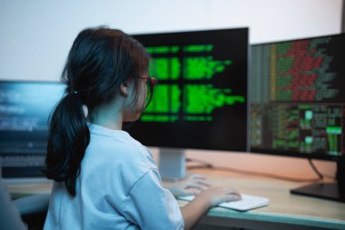 Modern Çalışma Alanı Ayarlarında Kodlama Veri ve Teknoloji Arayüzü Gösteren Çoklu Monitörlü Bilgisayar Programına Bağlı Çocuk