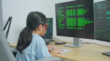 Genç Kız Evde Kodlama Faaliyetleri Yapıyor, Dijital Eğitim ve Geliştirme için Çoklu Bilgisayar İzleyicileri Kullanırken Programlama Yetenekleri Öğreniyor