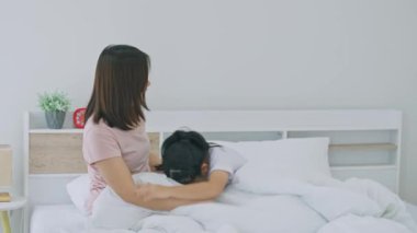 Parlak ve Sıcak Yatak Odası Sahnesi Yumuşak Yatak ve Rahatlatıcı Atmosferle çevrili Yatakta Otururken Neşeli Gülümseyen Genç Bir Kadın