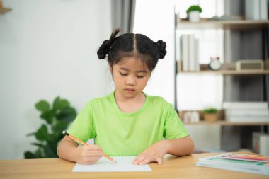 Parlak Odadaki Ev Masasında Kalemle Çocuk Çizimi, Yaratıcı Etkinlikle İlgili Genç Kız, Sanat ve Hayal gücüyle Öğreniyor