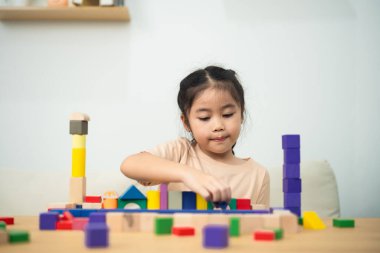 Genç Çocuk Renkli İnşaat Bloklarıyla Oynuyor, Evde Çocuklar İçin Yaratıcı Oyun Zamanı, Eğitim ve Eğlence Faaliyetleri Yapıyor