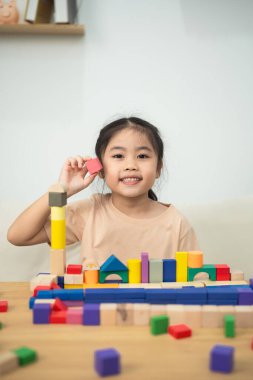 Neşeli Genç Kız Renkli Ahşap Bina Bloklarıyla Yaratıcı Oyun Oynuyor Evde Bir Masa Üzerinde Hayal gücüne ve Öğrenmeye Odaklanıyor