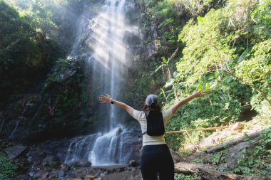Görkemli Şelalede Doğayı Saran Kollarını Aralayan Kadın Serene Açık Çevresindeki Yeşilliklerle Çevrili