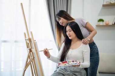 İki Kadın Parlak ve Modern Oturma Odasında Birlikte Sanatsal Resim Aktivitesine Bağlı Doğal Işığın Boşluğu Suladığı