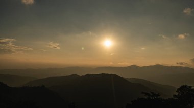 Yumuşak Bulutlar ve Altın Işık ile Görkemli Gün Doğumu Sabah Gökyüzünün Doğal Arazisini aydınlatıyor