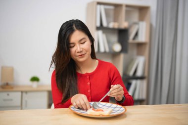 Modern Dekor ve Doğal Işık Akımı Olan Konforlu Ev Ortamında Lezzetli Bir Tatlıdan Hoşlanan Kadın