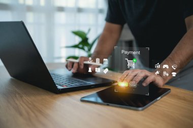 Sanal alışveriş arabası, güvenli bankacılık arayüzü ve akıllı iş konsepti için e-ticaret teknolojisi ikonları ile çevrimiçi ödeme için dijital tablet kullanan bir adam