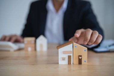 İş Adamı Modellik Evlerini Hesaplayıcı, Gayrimenkul Yatırım ve Geleceğin Gelişimi Konsepti Analizi ile Masa Üzerinde İnceleme Yapıyor