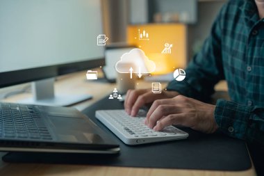 Klavyede bulut hesaplama teknolojisi, bulut depolama, veri transferi ve dijital iş yönetimi ağı kavramı ile yazan adam