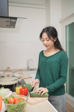 Modern Mutfak Taze Sebze Hazırlayan Kadın, Salatalık ve Brokoli, Sağlıklı Yaşam Tarzı ve Yemek Pişirme Konsepti