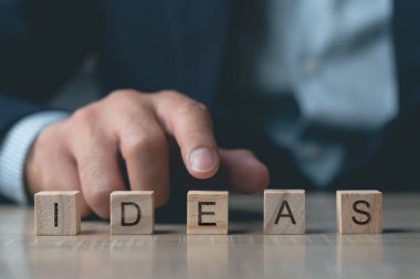 Profesyonel Çevrede Ahşap Engelleme Fikirleri, İnovasyon İş Konsepti, Büyüme ve Stratejik Planlama ile Yaratıcı Düşünce